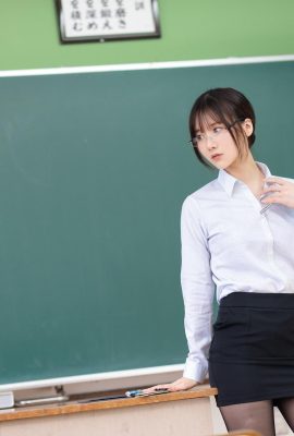 (けんけん) Cô giáo mặc lụa đen dụ dỗ không chịu được, hôi quá (62P)