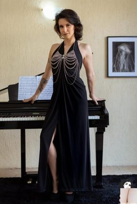 (Suicide Girls) Gweenblack – Phòng Piano