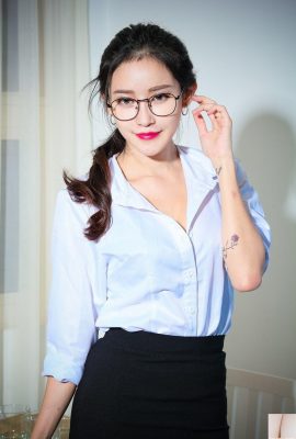 Avril sexy OL tất đen và nội y che mông khoe ngực (130P)