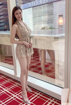 Gái đẹp Xue Erlin mặc bikini trong bể bơi khách sạn nghỉ ngơi, bộ ngực đẹp chuẩn bị lộ ra ngoài (38P)