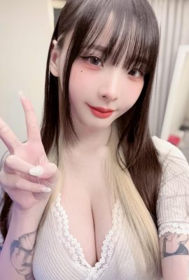 Hot girl liveshow “Ha Ni” có đôi mắt sương mù, toát lên vẻ yêu kiều và cảm giác như được xuất viện (10P)