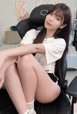 Bộ ngực trắng nõn và bộ ngực căng tròn xinh đẹp của hottie “Zoe Rouyi” thật bắt mắt (10P)