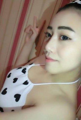 Cô gái ngực E có rãnh sâu ~ Chen Maimai ~ selfie trên giường trước khi đi ngủ mặc quần tất và ngực Yinzuo có phông chữ (15P)