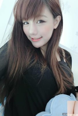 Người yêu gợi cảm 34D ~ Chen Wei ~ selfie bộ ngực căng tròn trong bộ bikini màu xanh (37P)