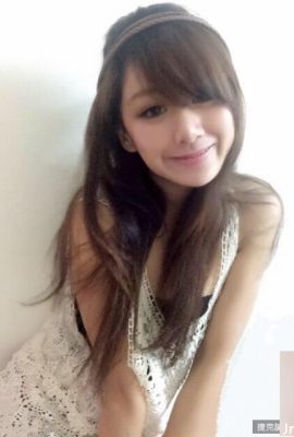 Hot girl ngực 34F ~ Huang Jiawen ~ Váy ngực khủng đang ngồi trên ghế sofa và bộ ngực khủng sắp lộ ra ngoài (10P)