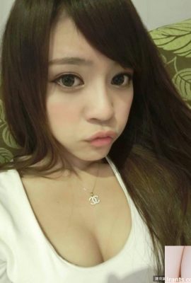 Cô bé nhà bên ngọt ngào và quyến rũ ~ Michelle ~ Selfie bằng mắt điện quyến rũ với bộ ngực hơi lộ ra và vẻ quyến rũ gợi cảm (19P)