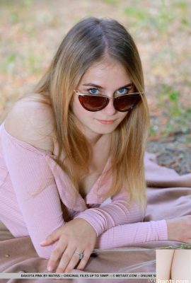 Teen Dakota màu hồng đẹp đặt cơ thể tuyệt vời của cô ấy không có quần áo ở ngoài trời (18p)
