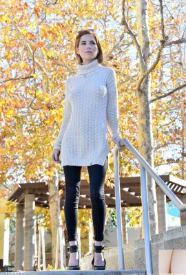 Hạt tiêu Milf xinh đẹp lóe lên ngực và mông vui tươi của cô ấy ở nơi công cộng vào một ngày lạnh lẽo (20p)