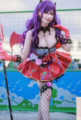 Coser “Hoa ma thuật” cho thấy đôi chân trắng, mềm và mảnh khảnh (10p)