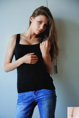 Brunette Teen Mila Azul lộ ra những bộ ngực lớn tuyệt đẹp của cô ấy và tạo dáng khỏa thân (20p)