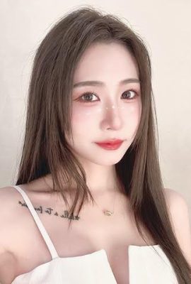 Cô gái trẻ chân dài “Xina” có một nhân vật công bằng và tròn quá đẹp (10p)