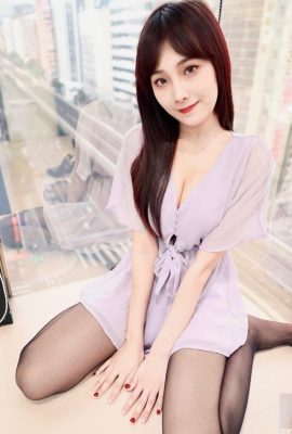 Tính khí “tuyết” của cô gái xinh đẹp là nhỏ và tươi, và đôi chân xinh đẹp chất lượng hàng đầu của cô ấy siêu trắng và dịu dàng (10p)
