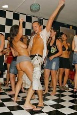 Tận hưởng tình dục điên rồ orgy với bộ ngực đầy đặn tại bữa tiệc tình dục say xỉn (10p)
