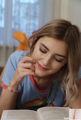 Eva Elfie teen dễ thương khoe và chộp lấy bộ ngực và ngón tay hoàn hảo của mình (21P)