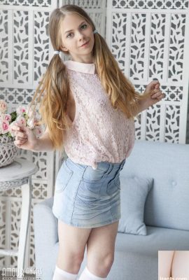 Nastyshka tóc đỏ nhạt để tóc tết bím và để lộ thân hình tuổi teen (20P)