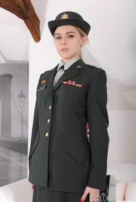 Đồng phục đại học với sự tham gia của Chloe Toy Sex Photos (21P)