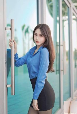 Người đẹp tóc dài với cặp mông nở nang và đôi tất đen