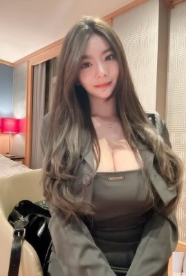 “Chu Qingyi” sở hữu thân hình với những đường cong siêu gợi cảm và vóc dáng hầm hố (10P)